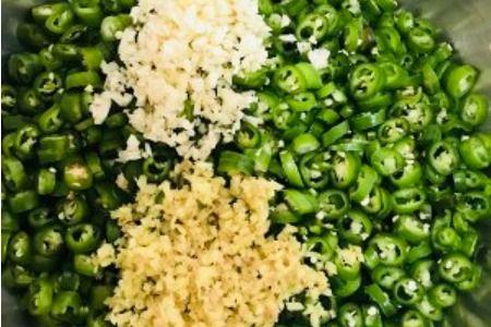 青辣椒的腌制方法视频,青辣椒腌制秘籍，美味家常小菜轻松做