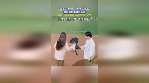 男生向女生表白的视频,男生勇敢表白女生，浪漫场面引围观
