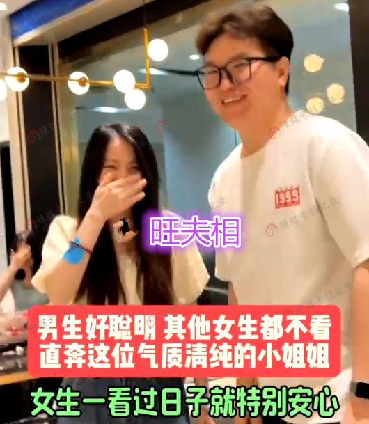 男生向女生表白的视频,男生勇敢表白女生，浪漫场面引围观