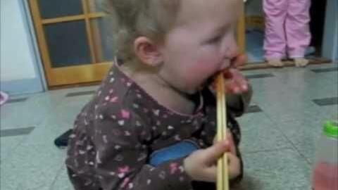 外国小孩视频,外国小孩日常生活的趣味瞬间