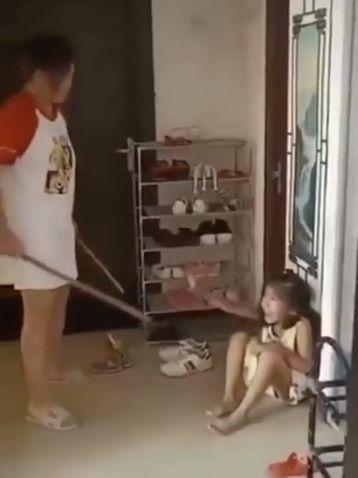 父母打孩子视频,揭秘父母打孩子视频背后的真相