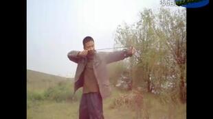 玩弹弓视频,轻松一射，尽享自然乐趣