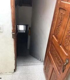 小孩滚下楼梯视频,小孩不慎滚下楼梯，紧急救援过程全程记录
