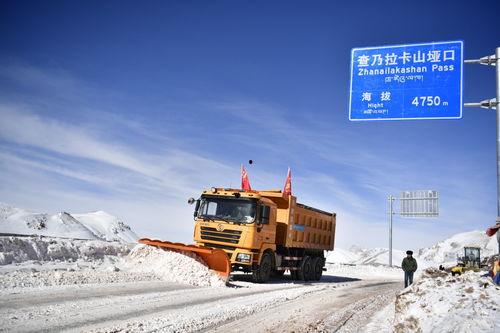 铲雪车视频,铲雪车高效除雪瞬间回顾
