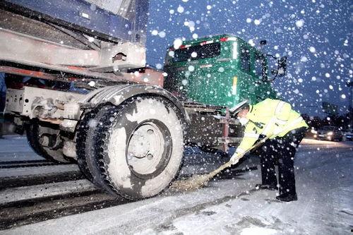 铲雪车视频,铲雪车高效除雪瞬间回顾