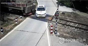 撞火车视频,惊心动魄！火车相撞瞬间惊险瞬间回顾